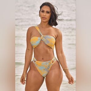 NWT Icon Swim Whisked Away One Piece Swimsuit